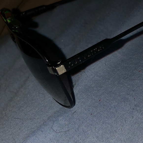 LOUIS VUITTON
Black Metal Frame sunglasses - Picture 1 of 7